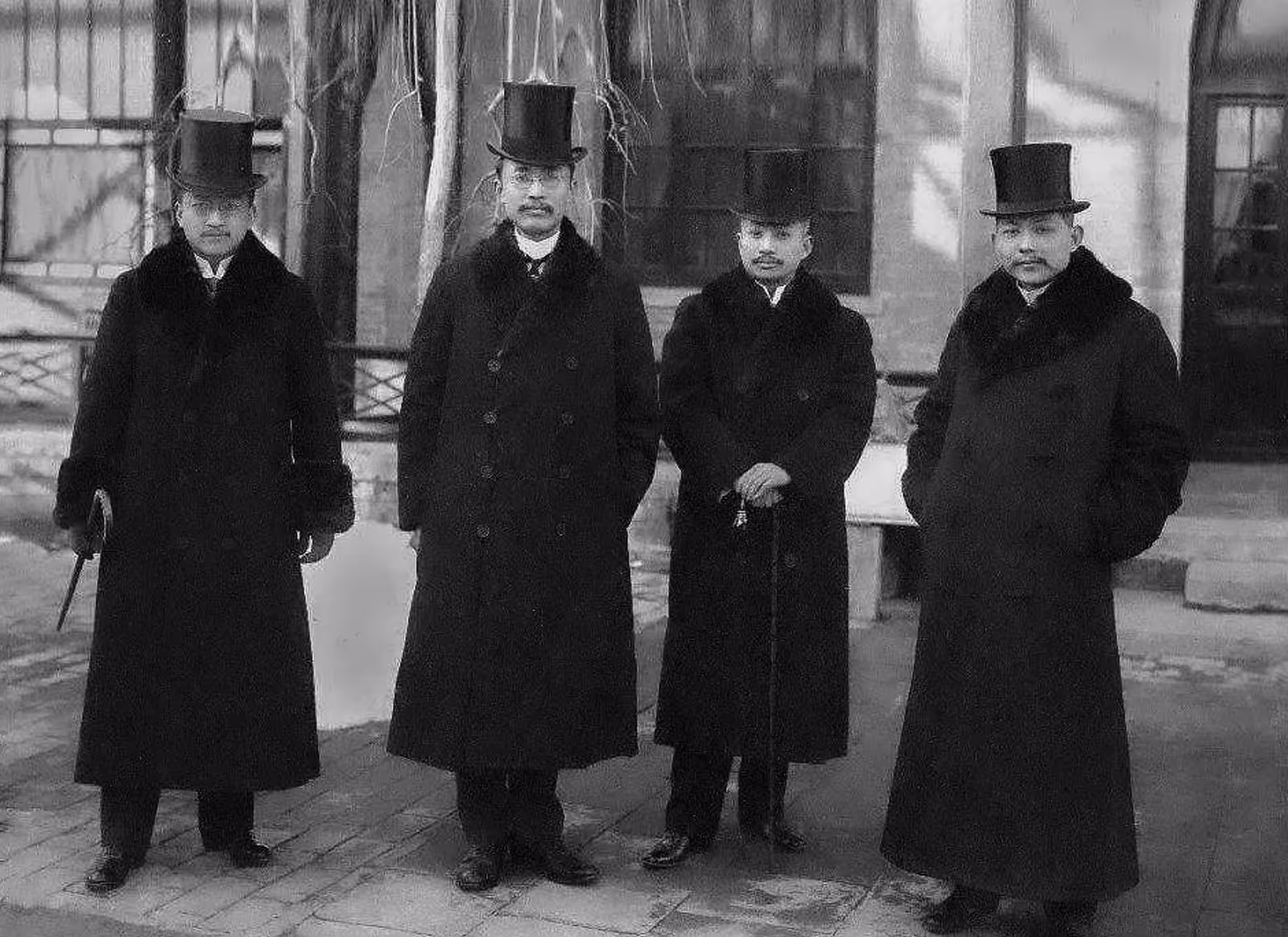 晚清宪法颁布时的几位著名立宪派人士（左二为王荣宝）