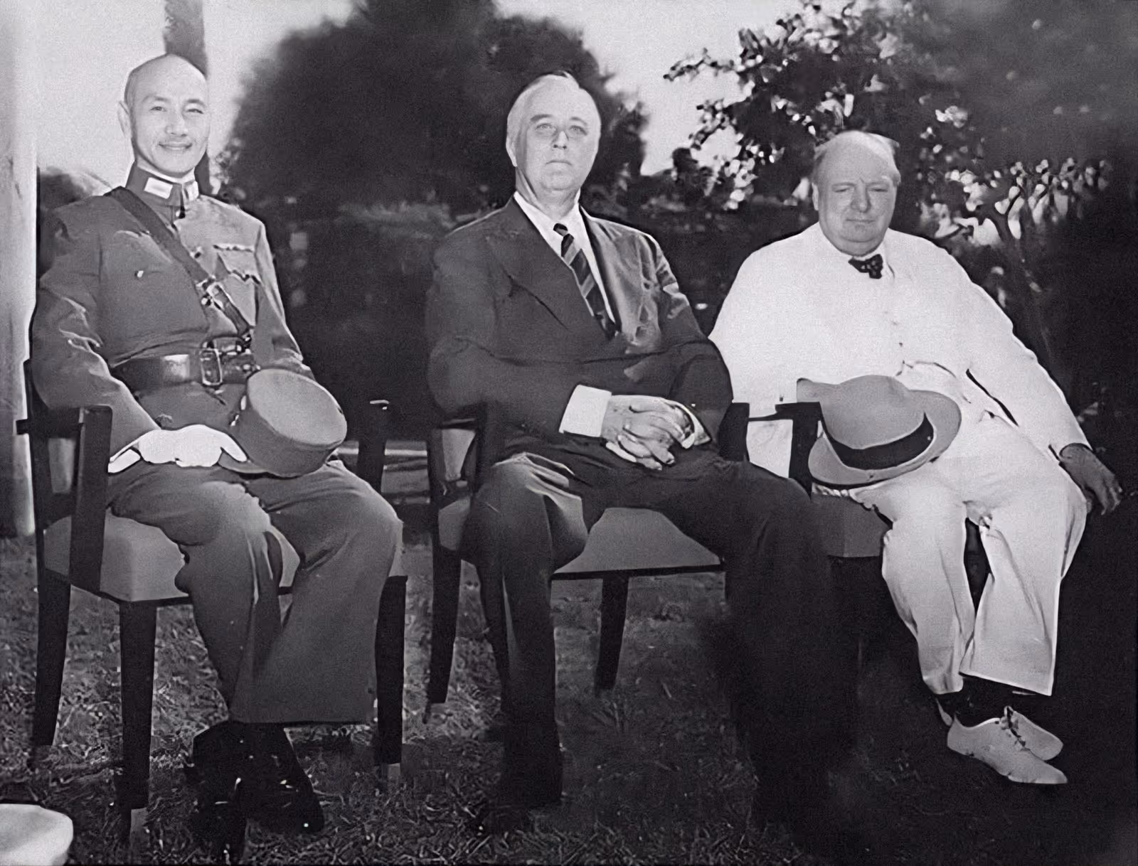 1943年美国、中国和英国盟军领导人在开罗举行会议。蒋介石代表中国出席。