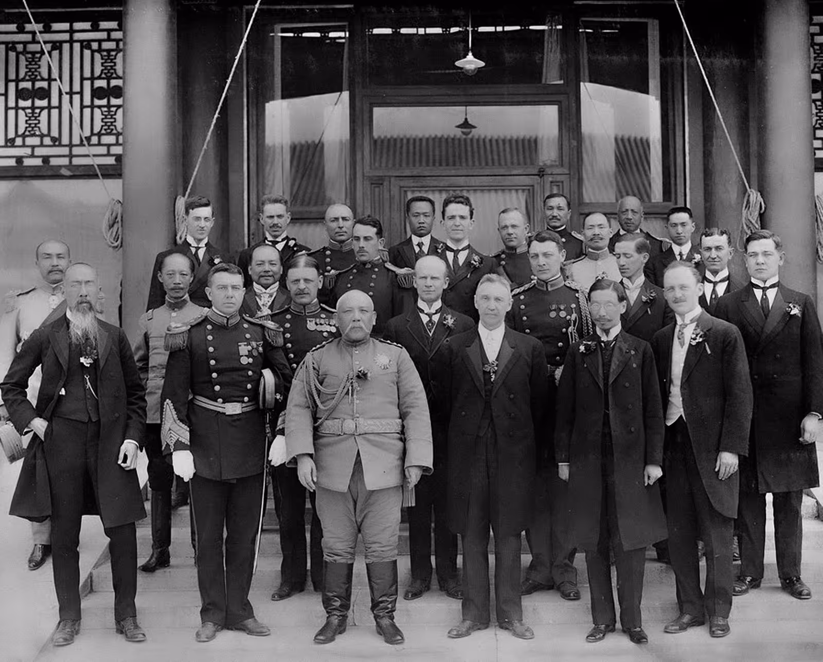 袁世凯正式就任中华民国大总统后接见外国使节的照片，1913 年
