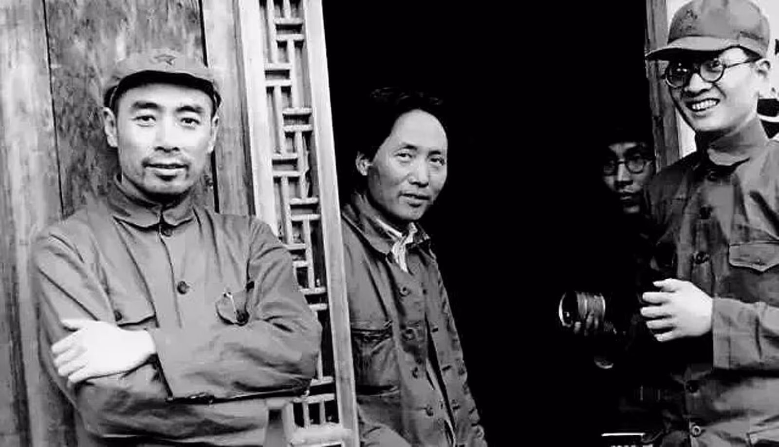 1937年，毛泽东、周恩来和博古在延安