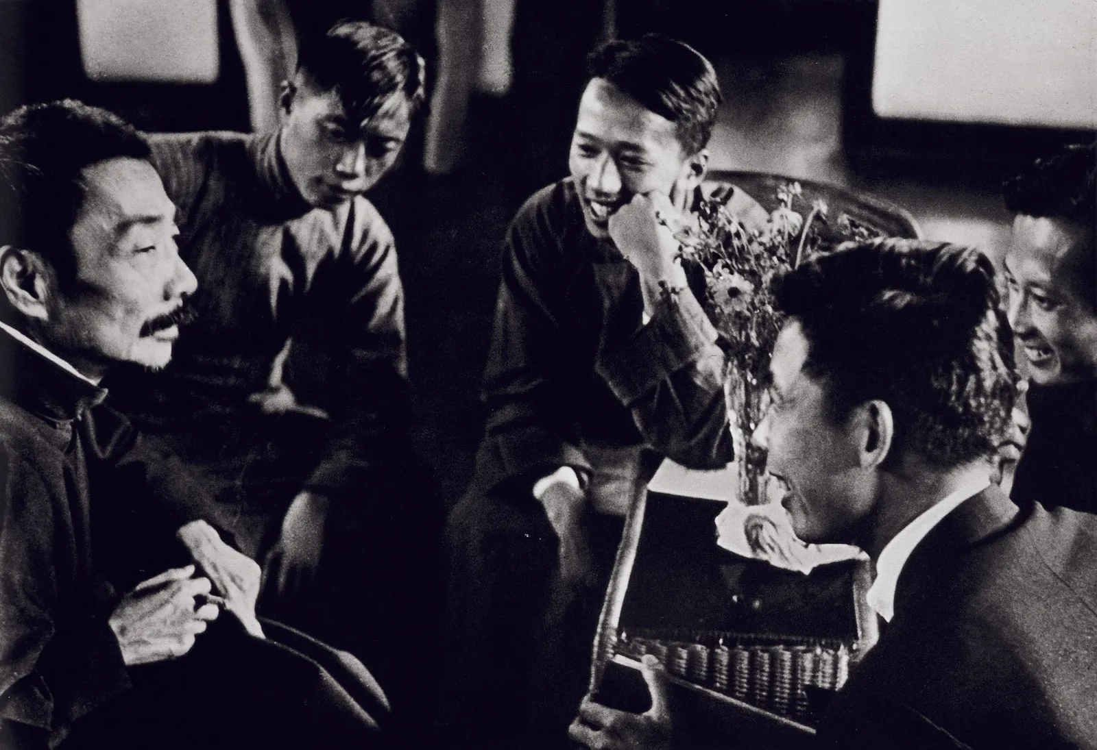 1936年，沙飞拍摄的鲁迅与青年木刻画家的合影：（左起）林纾、曹白、白薇、陈烟桥