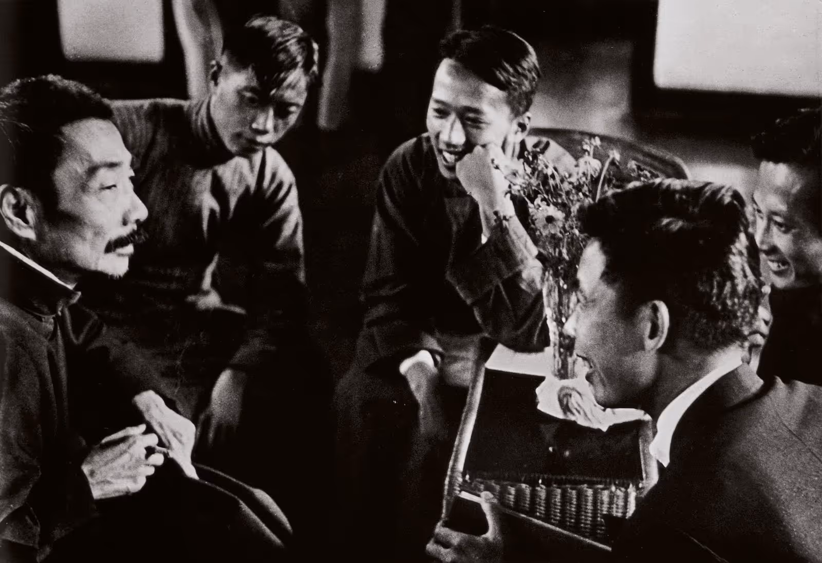 1936年，沙飞拍摄的鲁迅与青年木刻画家的合影：（左起）林纾、曹白、白薇、陈烟桥