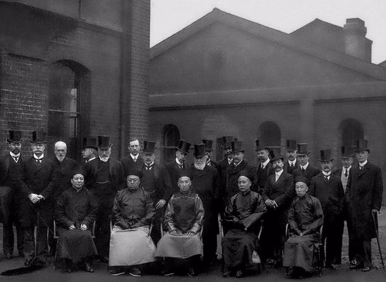 大清帝国全权代表蔡泽（前排中）参观伦敦大都会机车厂，1906 年