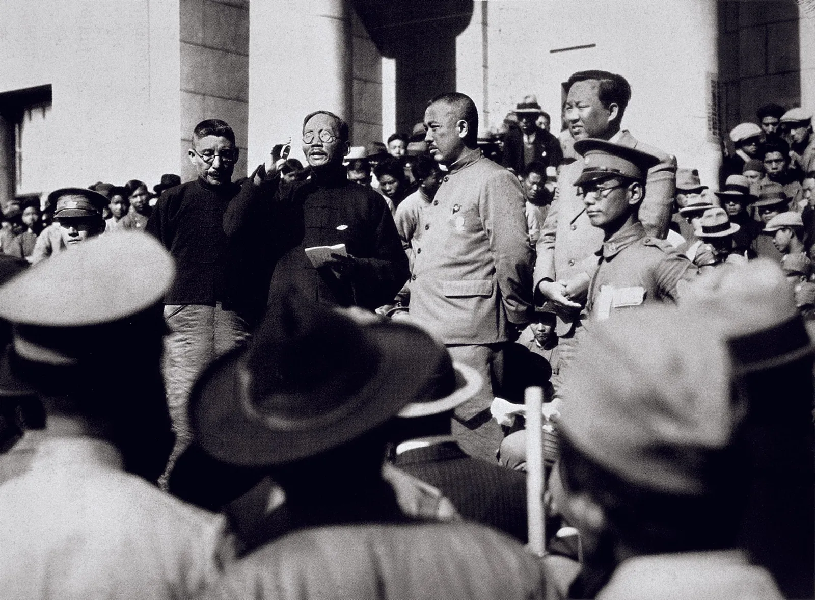 1934 年,蔡元培出面安抚包围国民党中央党部的青年学生
