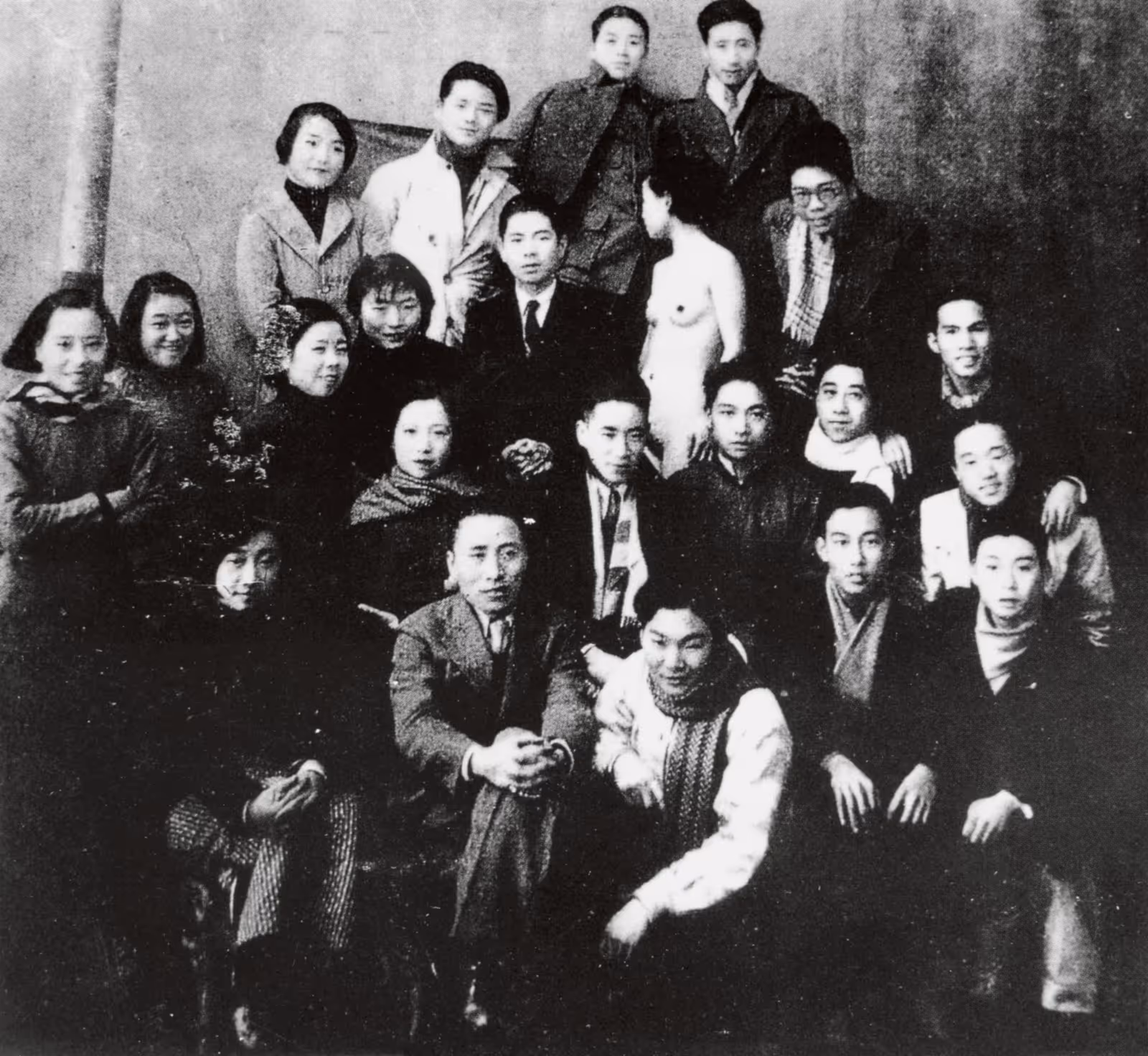 上海美术专科学校第十七届西画系毕业班的教师、学生与裸体模特儿合影
